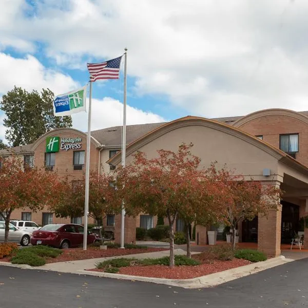 Holiday Inn Express Hotel & Suites Canton, an IHG Hotel، فندق في Westland