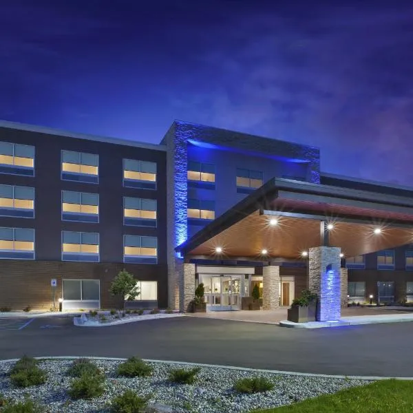 Holiday Inn Express & Suites Grand Rapids Airport North, an IHG Hotel, khách sạn ở Ada