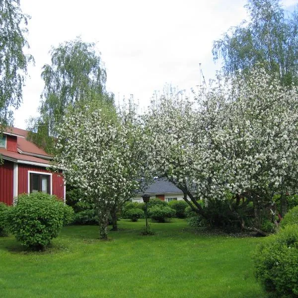 Huoneisto omenapuiden katveessa, hotel u gradu 'Kankaanpää'