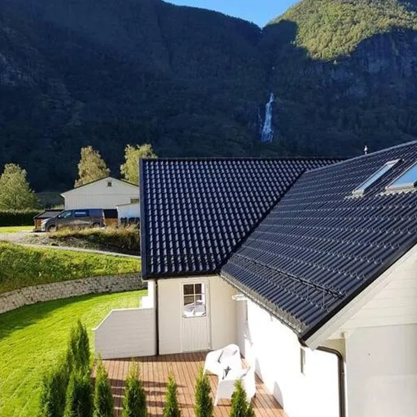 Cheerful 4-bedroom home with fireplace, 1,5km from Flåm center, hotel in Aurland