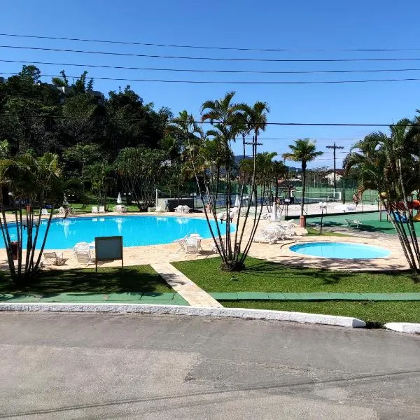 Apartamento até 10 pessoas na enseada Guarujá em condomínio clube praia piscinas salão jogos quadra futebol campo parquinho brinquedos Wi-fi Home office, מלון בגוארוז'ה