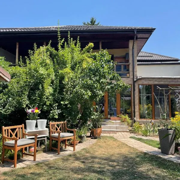 Story House 2: Bragadiru şehrinde bir otel