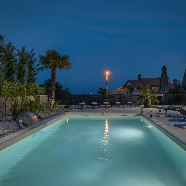 Piccola Villa Adriatic with a swimming pool, grill, children playground Opatija，伊齊齊的飯店