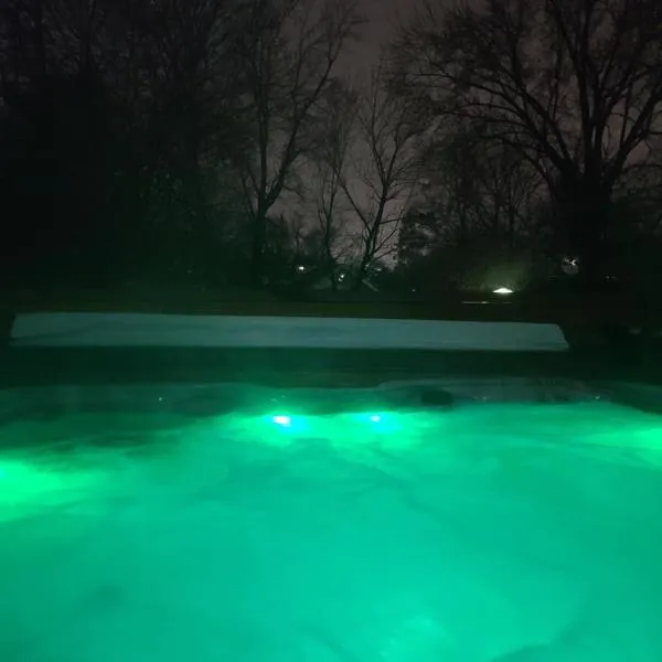 Outdoor Hot Tub and Cozy King Bed, hotel in Lansing