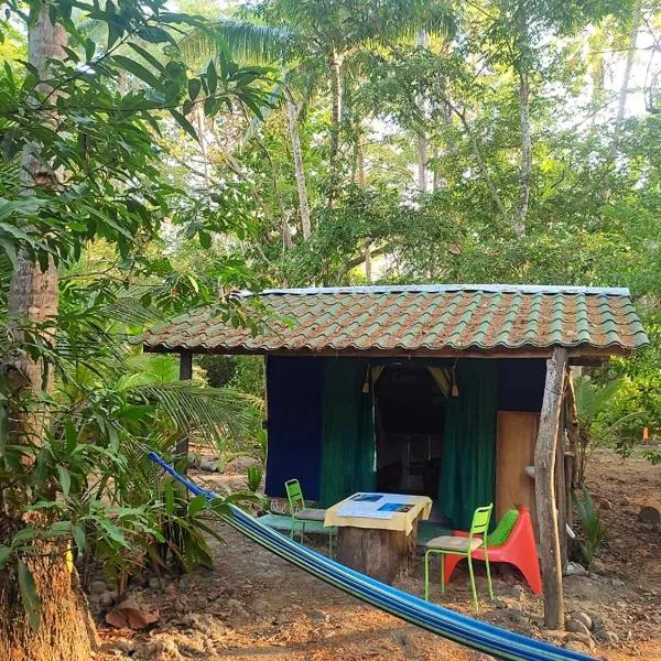 Jungle Tent 3x3, Latino Glamping & Tours, Paquera, hotel in Paquera