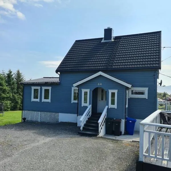 Koselig hus med hage i Herøy på Sunnmøre., hotel in Lauvstad