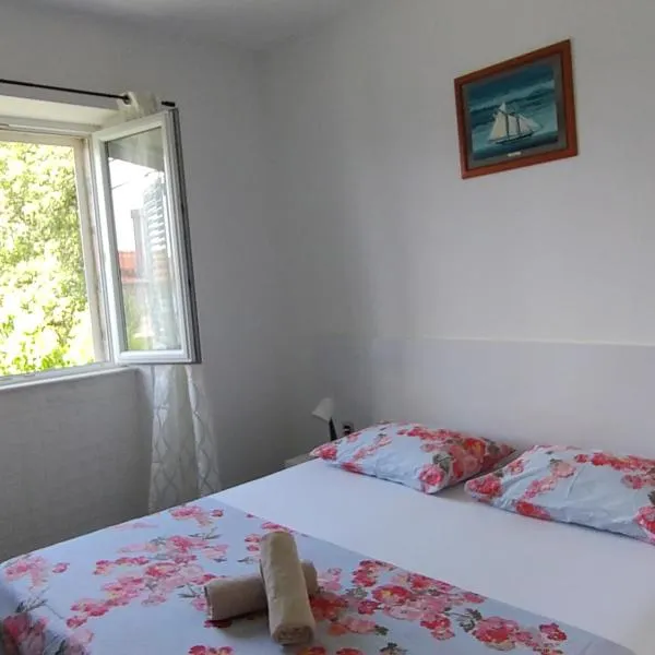 Konavle Village Apartment: Mihanići şehrinde bir otel