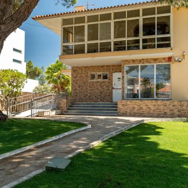 Lisbon Surf Hostel – hotel w mieście Carcavelos