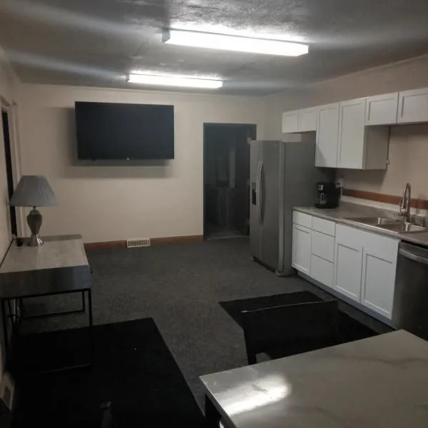 E. Michigan Walk Up Furnished 2 Bedroom APT, hotel in Lansing