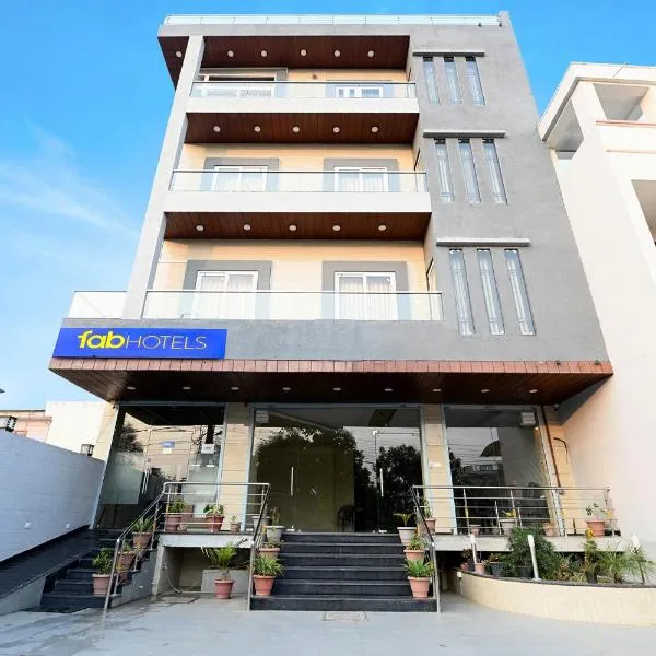 FabHotel 7th Crossing Malviya Nagar, viešbutis mieste Siroli