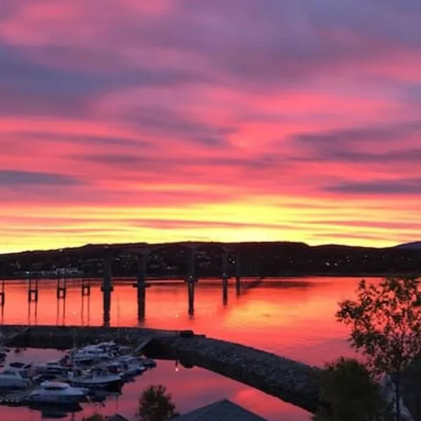 Leilighet med midnattssol ved porten til Senja, hotel in Finnsnes