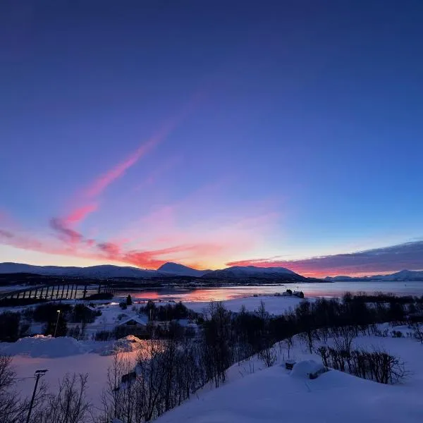 Leilighet med 1 soverom i Tromsø/Kvaløysletta med flott beliggenhet og god utsikt. Kort vei til flyplass. โรงแรมในLanes