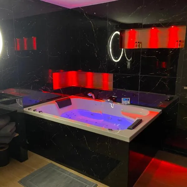 SPICY LOVE ROOM-jacuzzi sous un sublime ciel étoilés -Entre NICE et CANNES, hotel em Villeneuve-Loubet