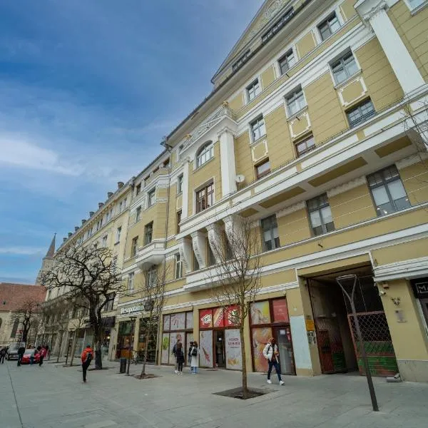 Historic Palace in main square-Unirii Plazza, hotel i Cluj-Napoca