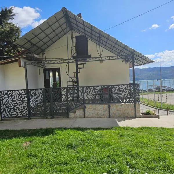 Casa Alba STr,Crizantemelor 17, hotel din Eşelniţa