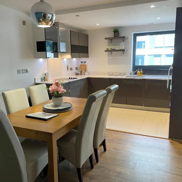 2 Bed, 2 Bath Apartment in Guildford Town Centre, hotell i Guildford