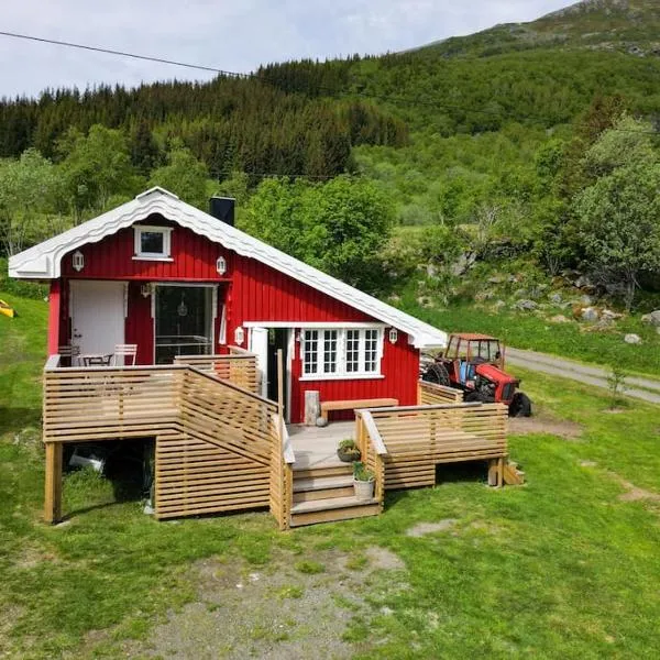 The Little Red Cabin Lofoten, hotel v mestu Rystad