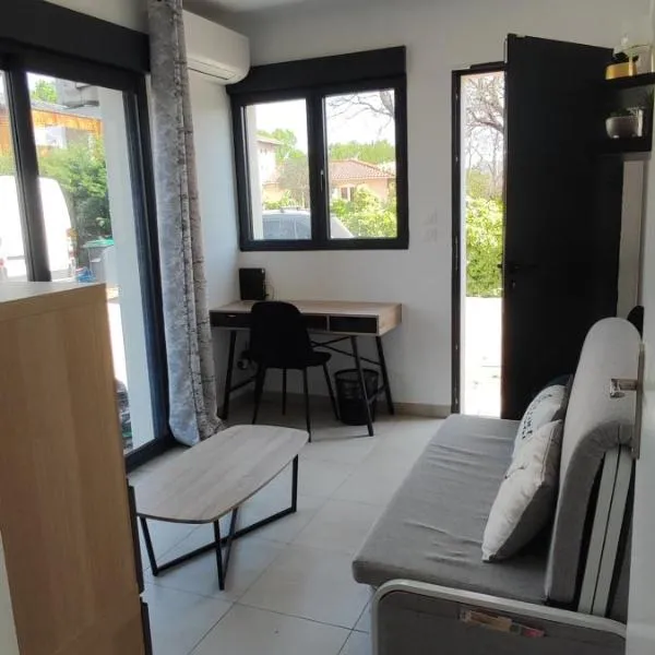 Maisonnette avec jardin, hotelli kohteessa Colomiers