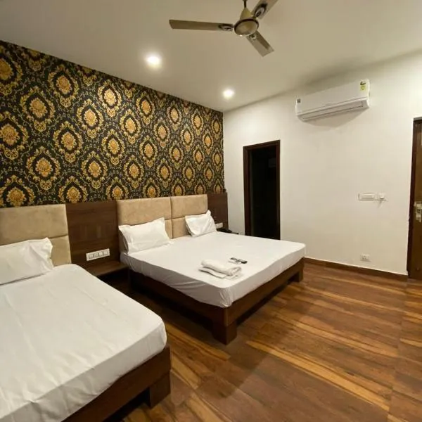 JK Residency- 5 min from Golden Temple, hotel i Verka