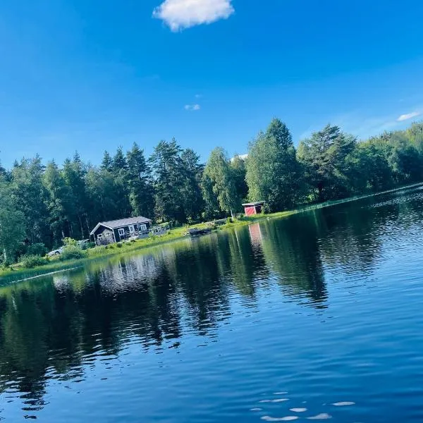 Stuga med strandtomt i Smålands natursköna miljö, hotel in Hok