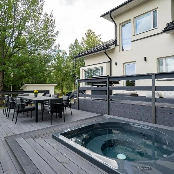 Villa Gaia! - Luxury villa with jacuzzi and beach next to trainstation 10 minutes to Tampere city! 1,5 hours to Helsinki, хотел в Лемпаала