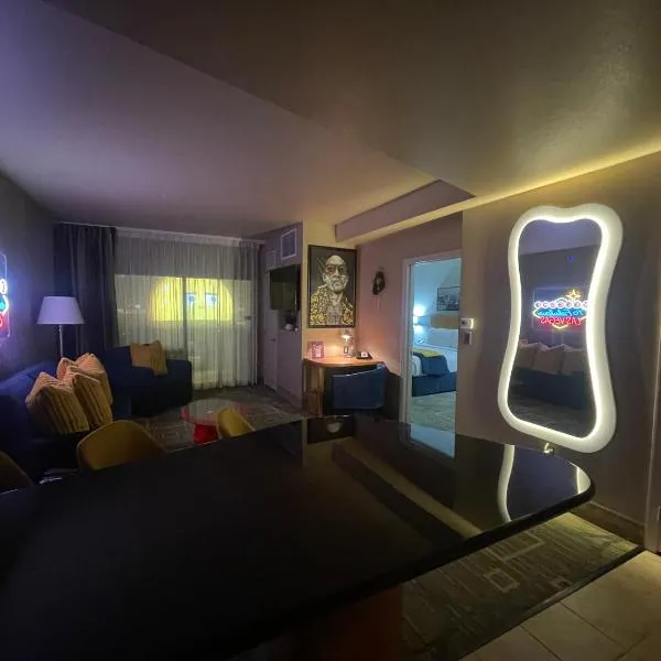 F1 VIEWS! - 1BR Private Retro Condo with Sphere, Strip and F1 Views!: Las Vegas'ta bir otel