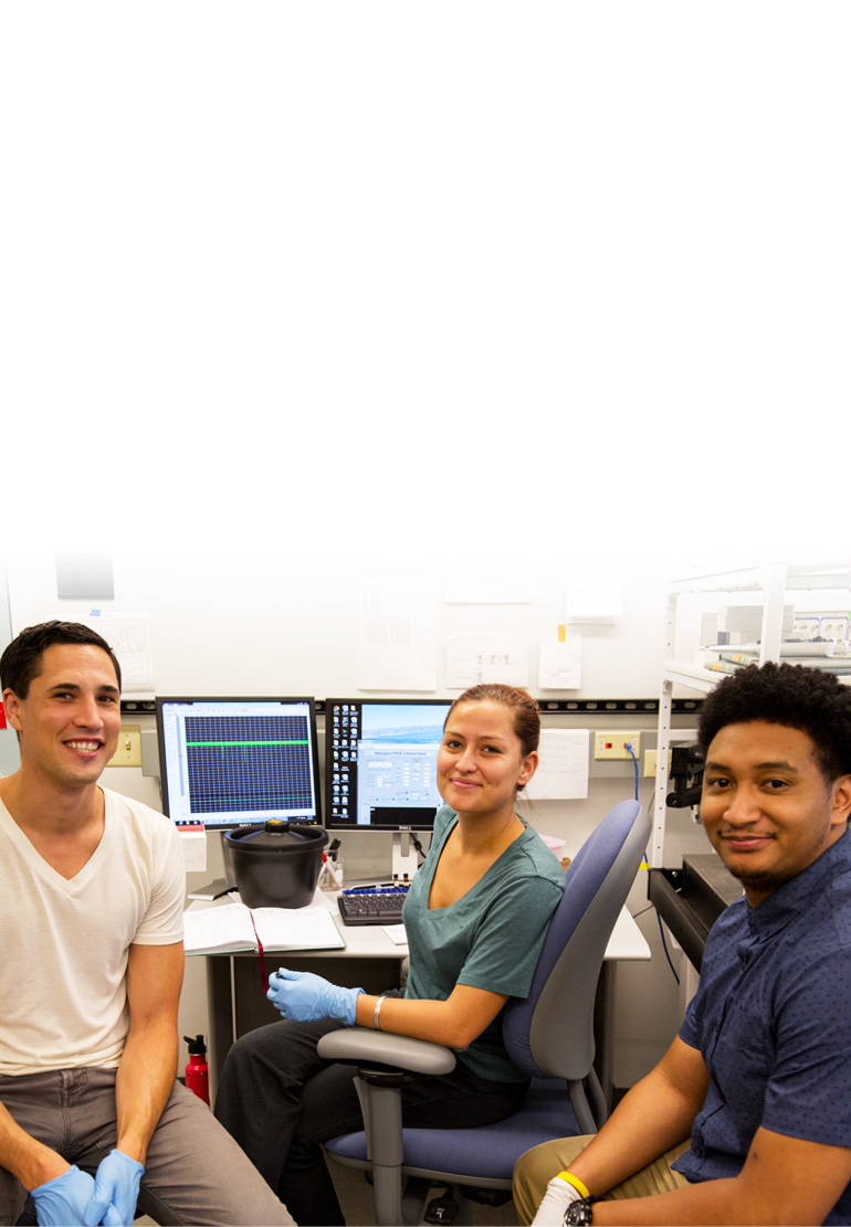 Photograph of a group of three students in the laboratory.