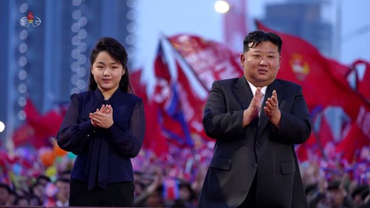 북한 수도 평양의 북쪽에 새로운 거리인 '전위거리'가 완공돼 지난 14일 김정은 국무위원장과 딸 주애가 참석한 가운데 준공식이 열렸다고 조선중앙TV가 15일 보도했다. [사진출처=연합뉴스]