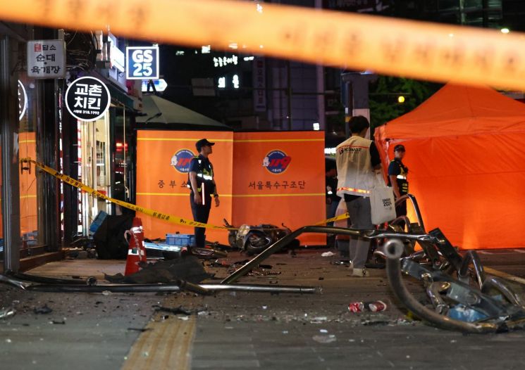 2일 오전 전날 대형 교통사고가 발생한 서울 시청역 인근 교차로 인도에 사고 여파로 파편이 흩어져 있다. [사진출처=연합]