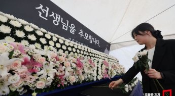 [서이초 1주기]장맛비 속 추모행렬…"바뀌지 않는 현장, 답답하고 미안"(종합)