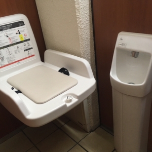 乳室ではなく女子トイレ内のオムツ替え台です