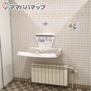 女子トイレにもオムツ替えシートがあります