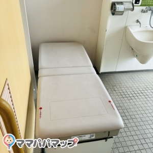 洞爺駅公衆トイレのオムツ替え台情報 画像1