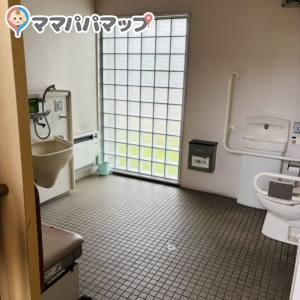 洞爺駅公衆トイレのオムツ替え台情報 画像3