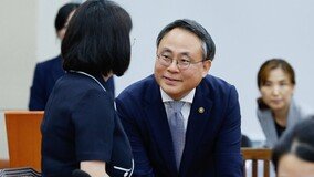 ‘전 국민 25만원’ 상임위 통과…행안차관 “나라 빚 늘어나는데 유감”