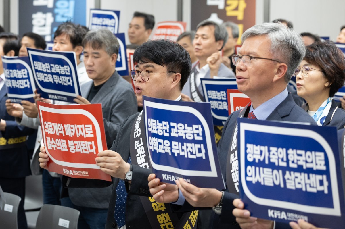 임현택 대한의사협회 회장을 비롯한 참석자들이 9일 오후 서울 용산구 대한의사협회에서 열린 의료농단 저지 전국의사대표자회의에서 구호를 외치고 있다. 2024.6.9/뉴스1