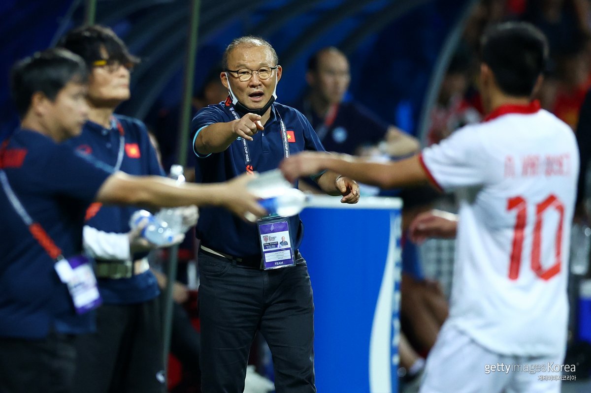 2022 아세안축구연맹(AFF) 미쓰비시일렉트릭컵 조별리그 B조 경기 베트남-싱가포르전에서 베트남의 박항서 감독이 지시를 내리고 있다. ⓒ(GettyImages)/코리아