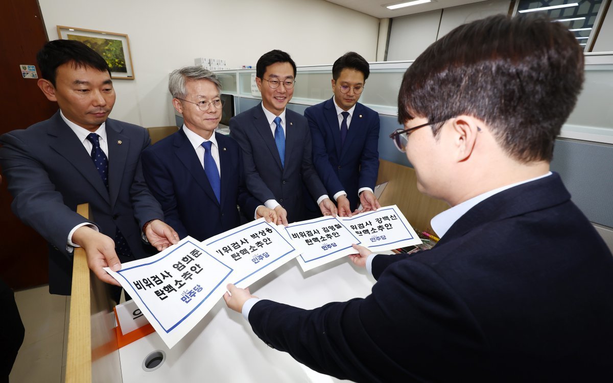 더불어민주당 김용민(왼쪽부터), 민형배, 장경태, 전용기 의원이 2일 오후 서울 여의도 국회 의안과에서  박상용, 엄희준, 강백신, 김영철 검사 등 ‘’비위 의혹‘’ 검사 4명에 대한 탄핵소추안을 제출하고 있다. 2024.7.2/뉴스1