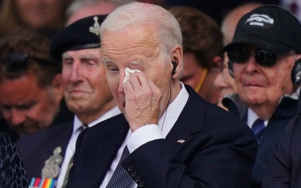 노르망디 상륙작전 80주년 기념식에서 눈물을 훔치는 조 바이든 대통령. 백악관 홈페이지