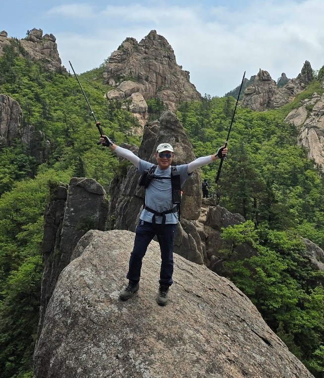 이범구 교수가 산에 올라 만세를 부르고 있다. 이범구 교수 제공