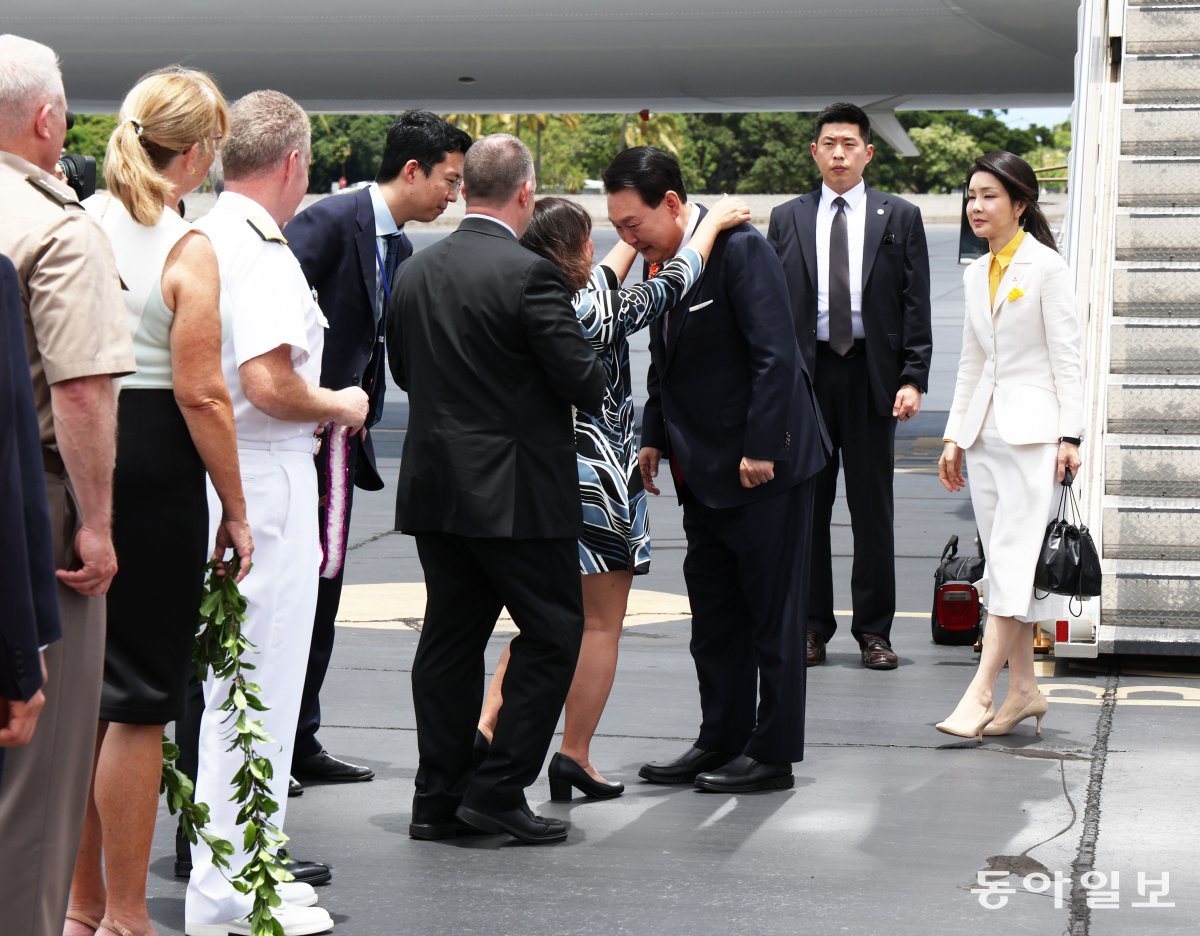 윤석열 대통령이 8일(현지시각) 북대서양조약기구(NATO·나토) 75주년 정상회의 참석에 앞서 인도·태평양사령부 방문을 위해 미국 히캄 공군기지에 도착해 환영나온 조시 그린 하와이 주지사 내외로부터 전통 화환을 받고 있다. 호놀룰루=최혁중 기자 sajinman@donga.com