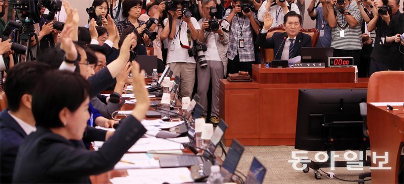 野, 거수로 청문회 의결
9일 국회에서 열린 법제사법위원회 전체회의에서 더불어민주당 소속 정청래 법사위원장(오른쪽)과 민주당 의원들이 손을 들어 ‘윤석열 
대통령 탄핵 촉구 국민 청원’ 관련 청문회 계획서를 의결하고 있다. 이에 반발한 국민의힘 의원들은 표결에 참여하지 않고 퇴장했다.
 장승윤 기자 tomato99@donga.com