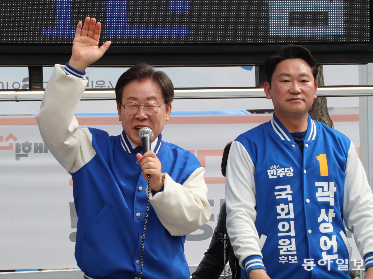 종로 노무현 사위 곽상언 후보 지지유세 이재명 더불어민주당 대표 겸 상임공동선대위원장(왼쪽)이 8일 오후 서울 종로구 숭인동 곽상언 후보 지원유세를 하고 있다.2024.4.8이훈구 기자 ufo@donga.com