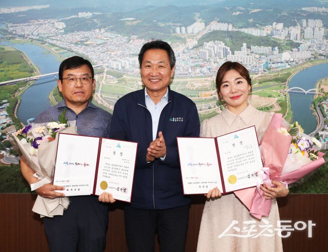 울산시가 지난 22일 시청 행정부시장실에서 규제개혁 아이디어 공모 수상작에 대한 시상식을 개최한 가운데 안승대 행정부시장(가운데)이 수상자들에게 울산시장상을 수여한 뒤 기념촬영을 하고 있다. (사진제공=울산시)