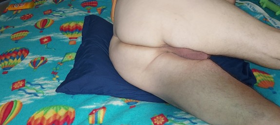 posing for you to look. sometime i want to try dick in my ass.