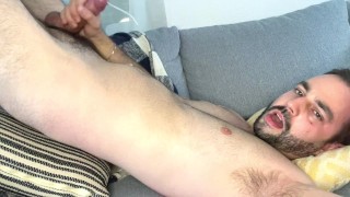 Heißer Kerl kurze Masturbation und großer Cumshot