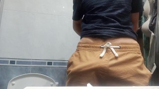 Le Mec avec l'énorme Bite si Grosse Dans son pantalon, il la décharge avec 5 Jets de Sperme en l'air