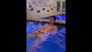 employé de piscine m’a presque surpris en train de me masturber