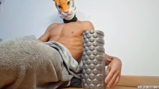 Sexy Fitness God Humps Massage Roller, geme alto e explode com seu pau grande - Hotsportfitboy