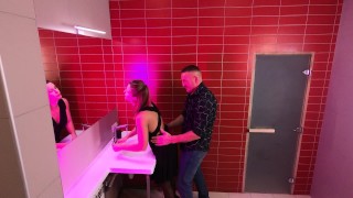 ECHTE NEUK ABD CREAMPIE IN NACHTCLUB OPENBAAR TOILET